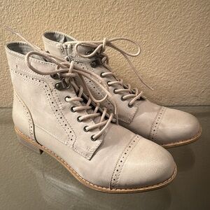 White‎ Mountain Cream Boots Size 8.5
